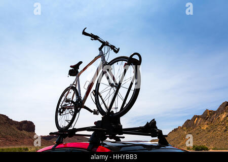 Transport de vélo sur le toit d'une voiture. Banque D'Images