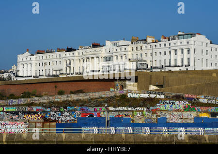 Arundel typique des propriétés de style Regency Terrasse sur le front de mer de Brighton avec le Black Rock au sol des déchets couverts de graffitis en premier plan photo t Banque D'Images