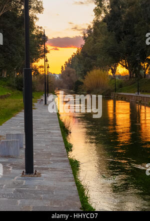 Réflexions de la rivière contre un coucher de soleil dans l'après-midi en Grèce Banque D'Images