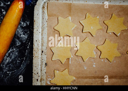 Les cookies en forme d'étoile sur une casserole de traitement au four Banque D'Images
