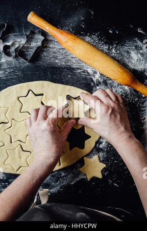 Faire cuire les cookies en forme d'étoile avec le formulaire Banque D'Images