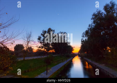 Réflexions de la rivière contre un coucher de soleil dans l'après-midi en Grèce Banque D'Images