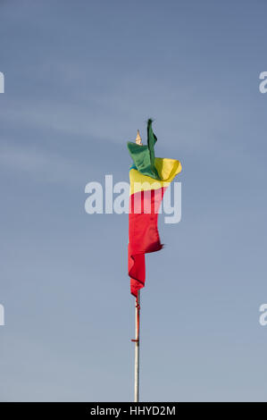 Rouge, jaune et vert du drapeau éthiopien dans le vent avec de l'eau derrière elle Banque D'Images