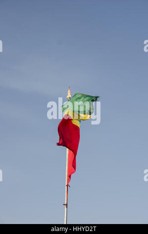 Rouge, jaune et vert du drapeau éthiopien dans le vent avec de l'eau derrière elle Banque D'Images