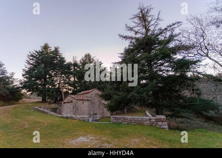 Le monastère historique d'Rekitsa Dyrachi proche village en Grèce Banque D'Images