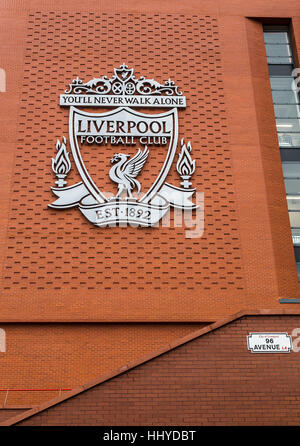 96 Avenue est un chemin bordé d'arbres en face de la nouvelle tribune principale au stade de football du FC Liverpool. Il relie Walton Breck Road Stanley Park & comprend Banque D'Images