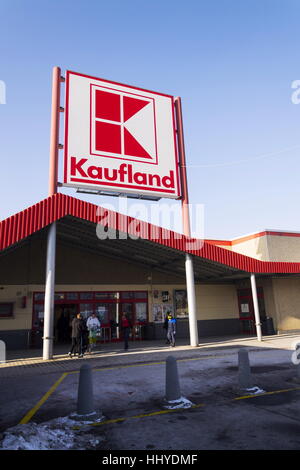 PRAGUE, RÉPUBLIQUE TCHÈQUE - le 21 janvier : le logo de l'hypermarché Kaufland sur la chaîne allemande, partie de Schwartz Gruppe le 21 janvier, 2017 Banque D'Images
