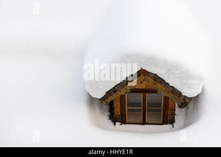 Fenêtre de toit couvert de neige en hiver. Isolation thermique Concept. Banque D'Images