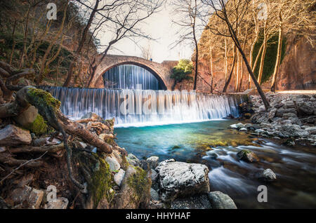 Paleokarya, vieux, pierre, pont en arc, entre deux cascades. La préfecture de Trikala, Thessalie, Grèce Banque D'Images