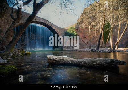 Paleokarya, vieux, pierre, pont en arc, entre deux cascades. La préfecture de Trikala, Thessalie, Grèce Banque D'Images