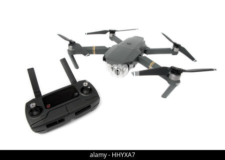 Drone DJI Mavic Pro : la Lettonie le 20 janvier 2017. Gros plan sur fond blanc. Drone avec commande à distance. L'un des plus drones portables Banque D'Images