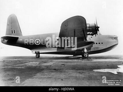SHORT Sunderland Mk II de No 10 Squadron RAAF en avril 1942. Ministère de l'air photo. RB-codé U et numérotée W3986 cet avion a explosé quelques minutes après le décollage de RAF Mount Batten près de Plymouth le 20 mai 1943 tuant tout l'équipage. Banque D'Images