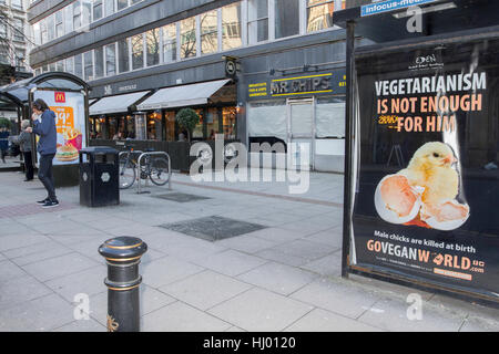 Végétarisme n'est pas suffisant pour lui; Go vegan InFocus publicité médiatique dans le centre-ville Deansgate, Manchester, Royaume-Uni Banque D'Images