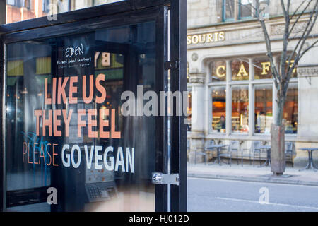 « ils ont l'impression de nous, allez chez Vegan. Végétarisme Publicité, Bannerstand en face du centre ville café à Deansgate, Manchester, Royaume-Uni Banque D'Images