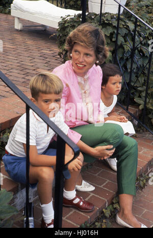 Eunice Kennedy Shriver avec Bobby et Maria Shriver, 1959 Banque D'Images