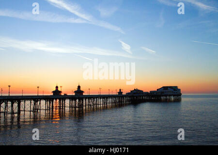 Coucher de soleil en soirée sur Blackpools North Pier à marée haute ; Structure victorienne en fer de mer et site côtier, Lancashire, Royaume-Uni Banque D'Images
