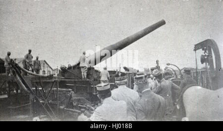 Meubles anciens c1917 photo, les soldats américains avec canon anti-aérien et d'officiers français en premier plan. Banque D'Images