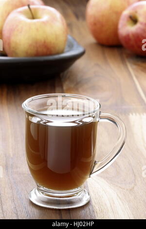 Rien ne vaut une tasse de cidre chaud sur une froide journée d'hiver. Le cidre de pomme plus douillet de boisson à l'automne, Halloween, Thanksgiving et Noël. Banque D'Images