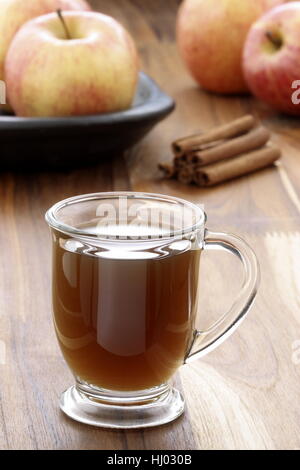 Rien ne vaut une tasse de cidre chaud sur une froide journée d'hiver. Le cidre de pomme plus douillet de boisson à l'automne, Halloween, Thanksgiving et Noël. Banque D'Images