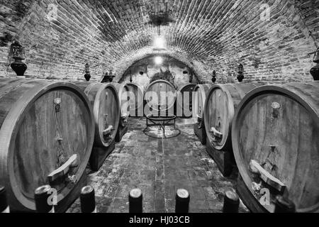 Montepulciano, Italie - 1 novembre 2016 : des fûts de chêne dans une ancienne cave à vin italien. Banque D'Images