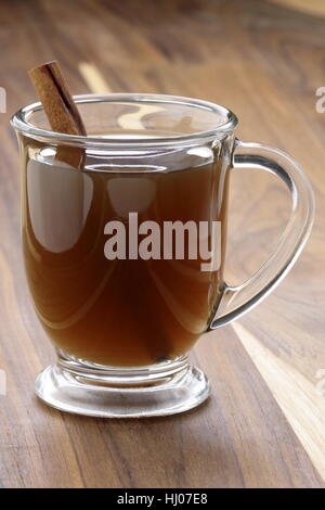 Rien ne vaut une tasse de cidre chaud sur une froide journée d'hiver. Le cidre de pomme plus douillet de boisson à l'automne, Halloween, Thanksgiving et Noël. Banque D'Images