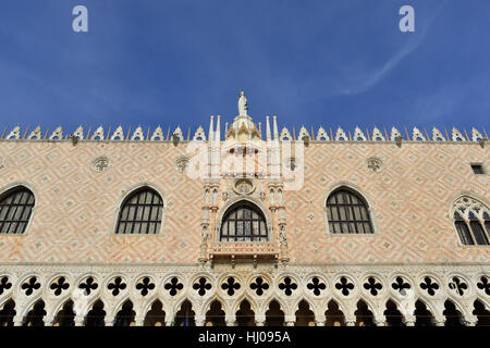 Belle façade gothique du Palais des Doges à Venise du sud avec ciel bleu Banque D'Images