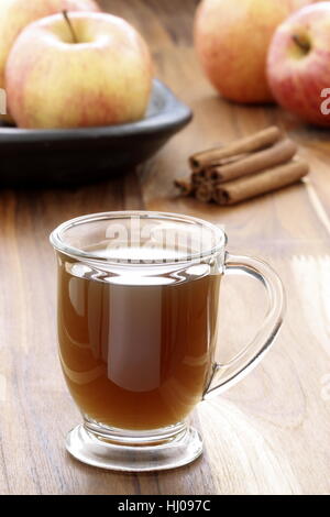 Rien ne vaut une tasse de cidre chaud sur une froide journée d'hiver. Le cidre de pomme plus douillet de boisson à l'automne, Halloween, Thanksgiving et Noël. Banque D'Images