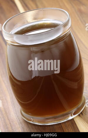 Rien ne vaut une tasse de cidre chaud sur une froide journée d'hiver. Le cidre de pomme plus douillet de boisson à l'automne, Halloween, Thanksgiving et Noël. Banque D'Images