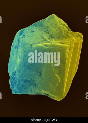 Couleur de l'analyse des électrons Microphotographie (SEM) d'un saphir non coupée. Le saphir est une pierre précieuse bleu généralement la variété de corindon (oxyde d'aluminium). Sapphire est très dense et très dur. La non-qualité précieuse sapphire est souvent utilisé comme un abrasif industriel, ou comme un verre antirayures. Agrandissement : x150 lorsque l'axe le plus court imprimé à 25 millimètres. Banque D'Images