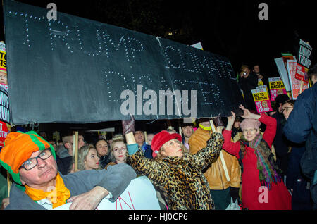 Londres, Royaume-Uni. 20 Jan, 2017. Manifestation devant l'ambassade américaine à Grosvenor Square Londres sur l'inauguration du président américain Donald Trump. Credit : JOHNNY ARMSTEAD/Alamy Live News Banque D'Images