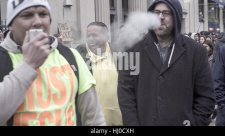 Washington, USA. 20 Jan, 2017. Les manifestants souffler la fumée de la marijuana à un activiste Chrétien lors d'un cadeau de la marijuana à DuPont Circle, à Washington, D.C. Un groupe appelé légalisation marijauna DCMJ a donné plus de 4 200 joints pour les militants sur la journée, Donald Trump a été inauguré président des États-Unis. Credit : Bill Putnam/ZUMA/Alamy Fil Live News Banque D'Images