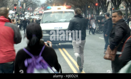 Washington, USA. 20 jan, 2017. un fourgon de police se retire de manifestants dans le centre-ville de Washington à la suite de l'investiture du président Donald Trump à Washington, D.C. Washington et le monde entier ont vu le transfert de la présidence des États-Unis de barack obama de Donald Trump, le 45e président. crédit : remote-software/Alamy live news Banque D'Images