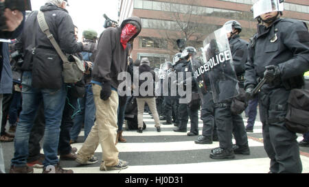 Washington, USA. 20 jan, 2017. La police et des manifestants clash en centre-ville de Washington à la suite de l'investiture du président Donald Trump à Washington, D.C. Washington et le monde entier ont vu le transfert de la présidence des États-Unis de barack obama de Donald Trump, le 45e président. crédit : remote-software/Alamy live news Banque D'Images