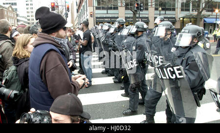 Washington, USA. 20 jan, 2017. La police et des manifestants stand off au centre-ville de Washington à la suite de l'investiture du président Donald Trump à Washington, D.C. Washington et le monde entier ont vu le transfert de la présidence des États-Unis de barack obama de Donald Trump, le 45e président. crédit : remote-software/Alamy live news Banque D'Images