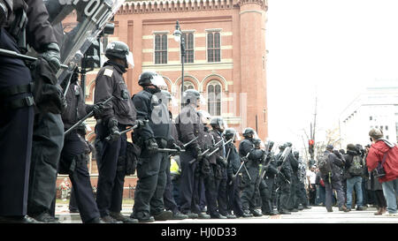 Washington, USA. 20 Jan, 2017. Policiers et manifestants stand off au centre-ville de Washington à la suite de l'investiture du président Donald Trump à Washington, D.C. Washington et le monde entier ont vu le transfert de la présidence des États-Unis de Barack Obama de Donald Trump, le 45e président. Credit : Remote-software/Alamy Live News Banque D'Images