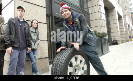 Washington, USA. 20 jan, 2017. un homme avec un pneu volés dans le centre-ville de Washington à la suite de l'investiture du président Donald Trump à Washington, D.C. Washington et le monde entier ont vu le transfert de la présidence des États-Unis de barack obama de Donald Trump, le 45e président. crédit : remote-software/Alamy live news Banque D'Images