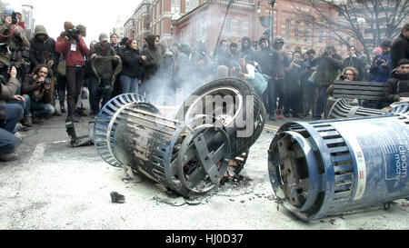 Washington, USA. Jan 20, 2017 manifestants. Un incendie dans le centre-ville de Washington incendie suite à l'inauguration du président Donald Trump à Washington, D.C. Washington et le monde entier ont vu le transfert de la présidence des États-Unis de barack obama de Donald Trump, le 45e président. crédit : remote-software/Alamy live news Banque D'Images