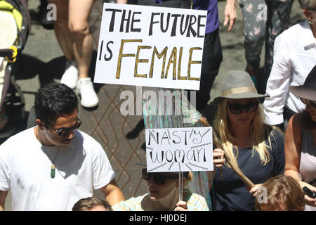 Sydney, Australie. 21 janvier 2017. Principalement des milliers de femmes réunies à Hyde Park et ont défilé à Martin Place en solidarité avec le mouvement de la Marche des femmes qui aura lieu à Washington, DC et à travers le monde pour la défense des droits des femmes et les droits de l'homme. Sur la photo : manifestants sur la marche tenir des pancartes, "l'avenir est féminin' et 'coquine'. Crédit : © Richard Milnes/Alamy Live News Banque D'Images