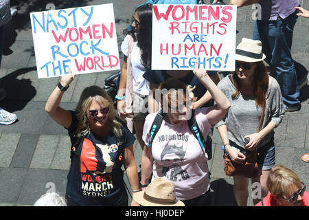 Sydney, Australie. 21 janvier 2017. Principalement des milliers de femmes réunies à Hyde Park et ont défilé à Martin Place en solidarité avec le mouvement de la Marche des femmes qui aura lieu à Washington, DC et à travers le monde pour la défense des droits des femmes et les droits de l'homme. Sur la photo : manifestants sur la marche tenir des pancartes, 'les femmes méchantes rock le monde" et "les droits des femmes sont les droits de l'homme". Crédit : © Richard Milnes/Alamy Live News Banque D'Images