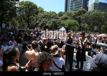 Sydney, Australie. 21 janvier 2017. Principalement des milliers de femmes réunies à Hyde Park et ont défilé à Martin Place en solidarité avec le mouvement de la Marche des femmes qui aura lieu à Washington, DC et à travers le monde pour la défense des droits des femmes et les droits de l'homme. Sur la photo : La foule écouter orateurs au début du rallye dans la région de Hyde Park South. Crédit : © Richard Milnes/Alamy Live News Banque D'Images