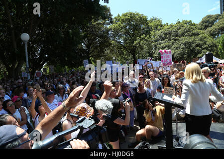 Sydney, Australie. 21 janvier 2017. Principalement des milliers de femmes réunies à Hyde Park et ont défilé à Martin Place en solidarité avec le mouvement de la Marche des femmes qui aura lieu à Washington, DC et à travers le monde pour la défense des droits des femmes et les droits de l'homme. Sur la photo : La foule écouter orateurs au début du rallye dans la région de Hyde Park South. Crédit : © Richard Milnes/Alamy Live News Banque D'Images