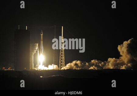 Cap Canaveral, États-Unis. 20 Jan, 2017. 20 janvier 2017 - Cape Canaveral, Floride, États-Unis - un lancement des fusées Atlas V Alliance lance le 20 janvier 2017 à partir de la base aérienne de Cap Canaveral en Floride. La fusée est porteur du Système infrarouge depuis l'espace (SBIRS) GEO-3, un satellite de surveillance infrarouge l'armée américaine va utiliser pour donner l'alerte de lancement de missiles dans le monde. Crédit : Paul Hennessy/Alamy Live News Banque D'Images