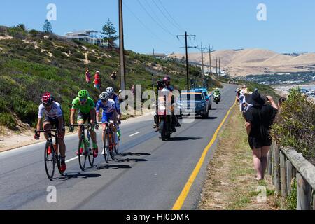 Adélaïde, Australie du Sud, Australie. 21 Jan, 2017. Groupe de tête, au début de la phase 5 du Tour Down Under, en Australie le 21 janvier 2017 Credit : Gary Francis/ZUMA/Alamy Fil Live News Banque D'Images