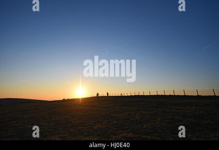 Brighton, UK. 21 Jan, 2017. Le soleil se lève sur les South Downs Way à Ditchling Beacon juste au nord de Brighton ce matin comme coureurs bravent les températures de gel qui devraient être bien au-dessous du point de congélation dans le sud de Bretagne Crédit : Simon Dack/Alamy Live News Banque D'Images