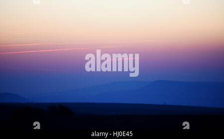 Brighton, UK. 21 Jan, 2017. Le soleil se lève sur les South Downs Way à Ditchling Beacon juste au nord de Brighton ce matin avec des températures devrait être bien en dessous du point de congélation dans le sud de Bretagne Crédit : Simon Dack/Alamy Live News Banque D'Images