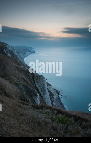 Vue depuis Nothe Blanc, Dorset, UK. Un froid glacial le lever du soleil à l'est le long de la côte jurassique de Purbeck du haut sur blanc dans le Dorset Nothe. © Dan Tucker/Alamy Live News Banque D'Images