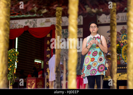 21 janvier 2017 - Kuala Lumpur, Malaisie - Malaysian-Chinese ethniques dévots offrir des prières et brûler des bâtonnets à la joss Thean Hou temple décoré avec des lanternes rouges à Kuala Lumpur le 21 janvier 2017 à Kuala Lumpur, Malaisie. Selon le calendrier chinois, le Nouvel An lunaire commence le 28 janvier 2017, marquant le début de la nouvelle année du Coq. (Crédit Image : © Chris Jung via Zuma sur le fil) Banque D'Images