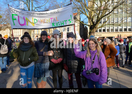 Bristol, Royaume-Uni. 21 Jan, 2017. Bristol, Royaume-Uni les foules de manifestants vu sur College Green . Retour Bretagne marché ouvert. Robert Timoney/AlamyLiveNews Banque D'Images