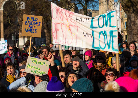 Env. 1500 personnes ont participé, un quartier animé de la marche des femmes à Bristol en réponse à l'investiture du président américain Donald Trump. Les manifestants ont affirmé qu'ils voulaient montrer leur solidarité avec la marche des femmes à Washington et de célébrer la diversité. Bristol, Royaume-Uni. 21 janvier 2017. Credit : Redorbital Photography/Alamy Live News Banque D'Images