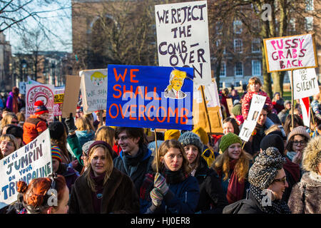 Env. 1500 personnes ont participé, un quartier animé de la marche des femmes à Bristol en réponse à l'investiture du président américain Donald Trump. Les manifestants ont affirmé qu'ils voulaient montrer leur solidarité avec la marche des femmes à Washington et de célébrer la diversité. Bristol, Royaume-Uni. 21 janvier 2017. Credit : Redorbital Photography/Alamy Live News Banque D'Images